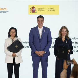 El presidente del Gobierno Pedro Sánchez (c), junto a la ministra de Defensa Margarita Robles (2i), la ministra de Transportes, Movilidad y Agenda Urbana Raquel Sánchez Jiménez (2d), el ministro de Presidencia Félix Bolaños (d) y la delegada del Gobi