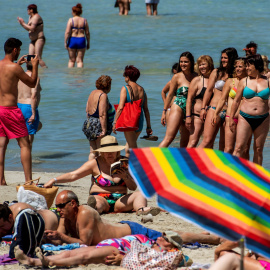 Numerosos bañistas se refrescan en Llucmajor, donde se han registrado altas temperaturas . -EFE/CATI CLADERA