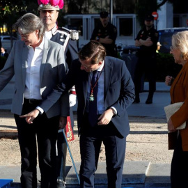 La primera teniente de alcalde del Ayuntamiento de Madrid, Marta Higueras, y el candidato del PP al Ayuntamiento de Madrid, José Luis Martínez-Almeida, indican su lugar a la alcaldesa de Madrid, Manuela Carmena, a su llegada al izado de la bandera en la