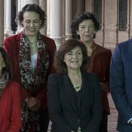 Meritxell Batet, Margarita Robles, Carmen Calvo, con otros miembros del Gobierno y el presidente Pedro Sánchez, en la foto de familia del Consejo de Ministros celebrado en Sevilla, en octubre de 2018. AFP
