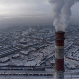 Humo de una chimenea en un área industrial en la ciudad de Omsk, Rusia, a 23 de enero de 2022.