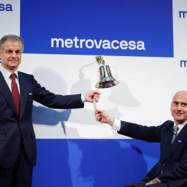 El presidente de Metrovacesa, Ignacio Moreno Martínez, junto al consejero delegado, Jorge Pérez de Leza (d), realiza el tradicional toque de campana en el debut bursátil de la inmobiliaria. EFE/Emilio Naranjo