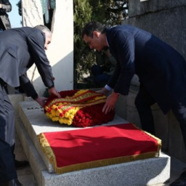 Pedro Sánchez colocando una ofrenda floral sobre la tumba de Azaña. EP