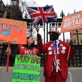 Manifestantes a favor del brexit protestan frente al Parlamento en Londres./EFE