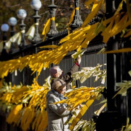Lazos amarillos en el parque de la Ciutadella de Barcelona. EFE

