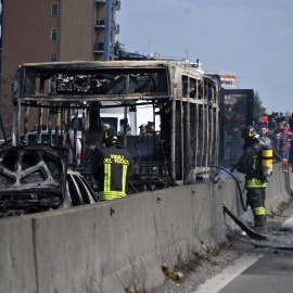 20/03/2019.- Miembros de los servicios de emergencia italianos desplegados después de que un hombre secuestrara y prendiera fuego a un autobús escolar. / EFE - DANIELE BENNATI