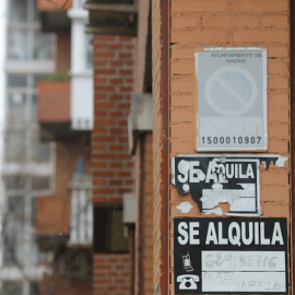  Varios carteles de 'Se Alquila' en la pared de un edificio madrileño.- Marta Fernández / EP