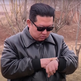  Kim Jong-Un muy atento al cambio de hora.