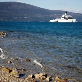  Un yate navega las aguas de Porto Montenegro, a 12 de marzo de 2022.- REUTERS