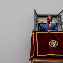  El cantante Álex Ortiz le canta una saeta a el Cristo del Cautivo de la Hermandad de Santa Genoveva, en Sevilla.- EP