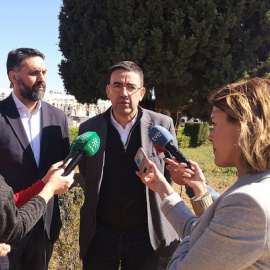 El diputado del PSOE, Javier Fernández, y el portavoz del PSOE, Mario JIménez, en la fosa de Pico Reja, en Sevilla.