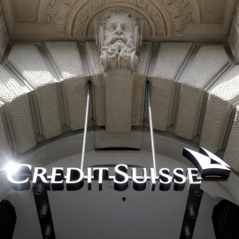El logo del banco Credit Suisse, a la entrada de su sede en Zurich (Suiza). REUTERS/Arnd Wiegmann