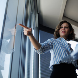  Ayuso contempla la ciudad desde la Torre de Cristal, a 11 de mayo de 2022, en Madrid.- EP