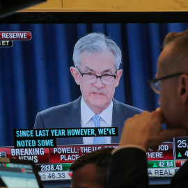 Un operador de la Bolsa de Nueva York, en Wall Street, observa en un monitor de tv la rueda de prensa del presidente de la Reserva Federal, Jerome Powell. REUTERS/Brendan McDermid