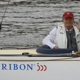  El emérito Juan Carlos I a bordo del 'Bribón', a la espera de que las condiciones meteorológicas permitan competir.- EFE