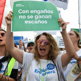 18/06/2022 Una mujer sostiene una pancarta durante una manifestación contra el “abandono” de la sanidad pública en Madrid
