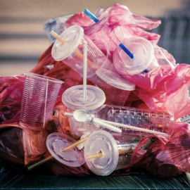 El Santander declara la guerra a los plásticos en sus oficinas y en las playas