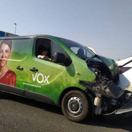  Una furgoneta de Vox colisiona con un Tesla.- TW