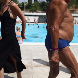  Dos personas en la piscina municipal de Casa de Campo, a 17 de junio de 2022, en Madrid.- EP
