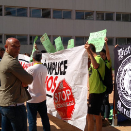 Momento del escrache a Carmena en el barrio madrileño de Moratalaz. (Twitter)