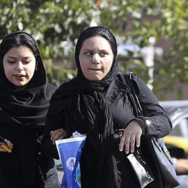 Mujeres paseando por una calle de Teherán. EFE