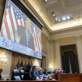 13/10/2022-Un video del ex presidente de Estados Unidos, Donald Trump, se reproduce durante una audiencia del comité selecto de la Cámara de Representantes que investiga el ataque del 6 de enero en el Capitolio de Estados Unidos, en el Capitolio en Wash