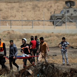 Un niño palestino herido es evacuado durante una protesta. Reuters