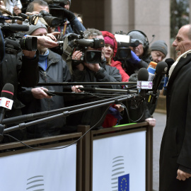 El ministro de Finanzas griego, Yanis Varoufakis, atiende a los periodistas a su llegada a la reunión extraordinaria del Eurogrupo en Bruselas. REUTERS/Eric Vidal