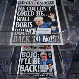 21/10/22 Diarios británicos lucen en sus portadas el posible retorno del exprimer ministro Boris Johnson, en Londres, a 21 de octubre de 2022.