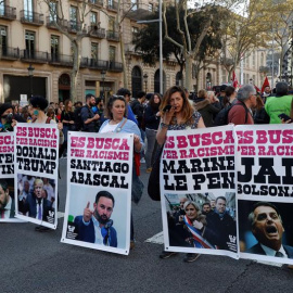 La manifestación con el lema "Stop Vox" y contra el racismo ha comenzado este sábado, pasadas las 17.30 horas, en el Passeig de Gràcia de Barcelona con la participación de representantes de diversas entidades y de fuerzas políticas como JxCat, ERC, c
