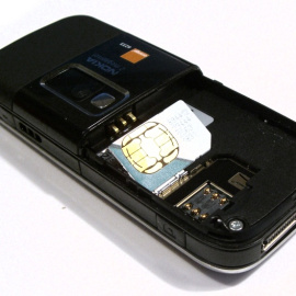 Una tarjeta SIM (acrónimo en inglés de subscriber identity module, en español módulo de identificación de abonado) es una tarjeta inteligente desmontable usada en teléfonos móviles y módems HSPA o LTE que se conectan al puerto USB. Las tarjetas SI