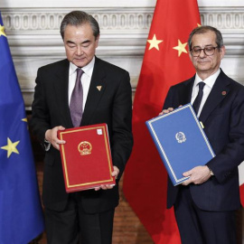 Giovanni Tria y Wang Yi./EFE