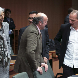 El ministro de Economía, Luis de Guindos, conversa con el titular griego de Finanzas, Yanis Varoufakis, en presencia de la directora gerente del FMI, Christine Lagarde. REUTERS