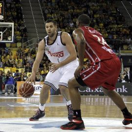 El ala pivot del Real Madrid Felipe Reyes (i) intenta superar al alero estadounidense del CAI Zaragoza Marcus Landry. EFE