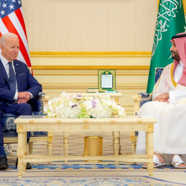 El príncipe heredero saudí Mohammed bin Salman con el presidente de EEUU, Joe Biden, en el Palacio Al Salman, a su llegada a Jeddah, Arabia Saudita, para una visita oficial el pasado mes de junio