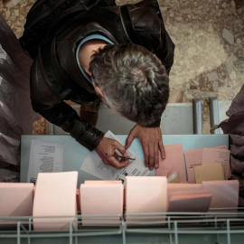 Una persona ejerce su derecho al voto para las elecciones generales y autonómicas del 28-A en un colegio electoral de Valencia. Los valencianos eligen por primera vez en la misma jornada electoral sus representantes en Les Corts Valencianes y en el Congr