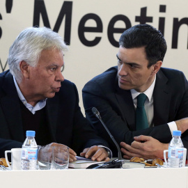 El secretario general del PSOE, Pedro Sánchez, junto al expresidente del Gobierno Felipe González, durante la cumbre que celebran los líderes socialdemócratas europeos. EFE/Angel Díaz