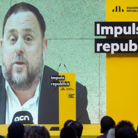 El vicepresidente del Govern, Pere Aragonès, alcaldable de Barcelona, mira una intervención en vídeo del ex vicepresident Oriol Junqueras durante un acto electoral. - EFE