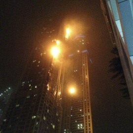 Instantánea del incendio en el rascacielo de Dubai. /REUTERS