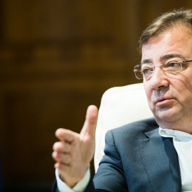 El candidato del PSOE y presidente en funciones de la Junta de Extremadura, Guillermo Fernández Vara, durante su entrevista con 'Público'.