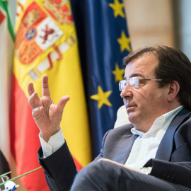 El candidato del PSOE y presidente en funciones de la Junta de Extremadura, Guillermo Fernández Vara, durante su entrevista con 'Público'