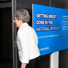 La primera ministra Theresa May abandona un acto de campaña para las elecciones europeas. REUTERS/Toby Melville