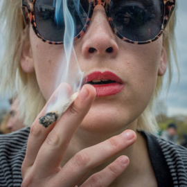 Mujer fumando marihuana durante el 420 Pro Cannabis Rally en el Hyde Park de Londres. / Velar Grant/ZUMA Press