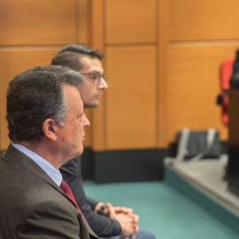 13/05/2019.-El director de Mercedes-Benz España, y de la factoría que la multinacional alemana tiene en Vitoria, Emilio Titos (i), y su hijo Emilio (d), en el banquillo de los acusados en el Palacio de Justicia de Vitoria, donde se ha iniciado este lune