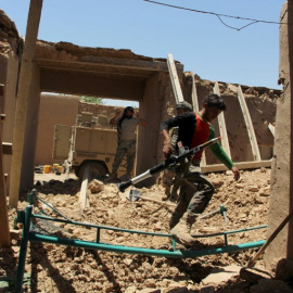 Un policía afgano inspecciona un edificio bombardeado. - AFP
