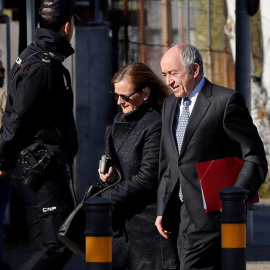 El exgobernador del Banco de España ,Miguel Ángel Fernández Ordóñez, a su llegada a la Audiencia Nacional donde ha declarado como testigo en el juicio por la salida a bolsa de Bankia. /EFE