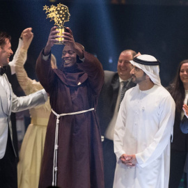 El maestro keniano Peter Tabichi recibiendo el galardón./Twitter de Fundación Varkey