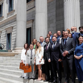 El líder de Vox Santiago Abascal (c), posa en la entrada del Congreso junto a sus diputados electos tras presentar este viernes sus credenciales en la Cámara Baja.