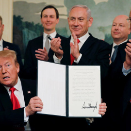 Trump enseña el documento sobre los Altos del Golán ante la evidente satisfacción del primer ministro israelí, Benjamin Netanyahu. (CARLOS BARRIA | EFE)