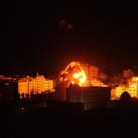 25/03/2019 - Llamas y humo durante un ataque aéreo israelí en Gaza. / REUTERS